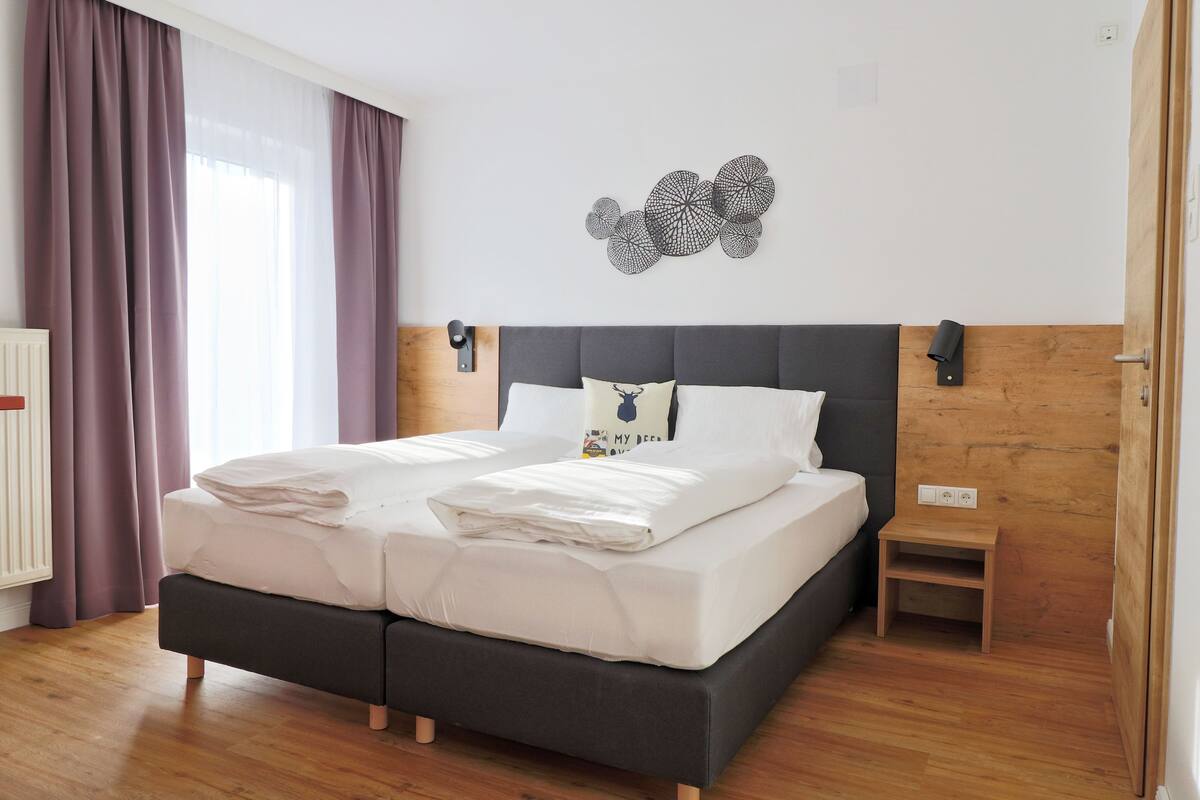 Ropa de cama de alta calidad, escritorio y cortinas blackout 