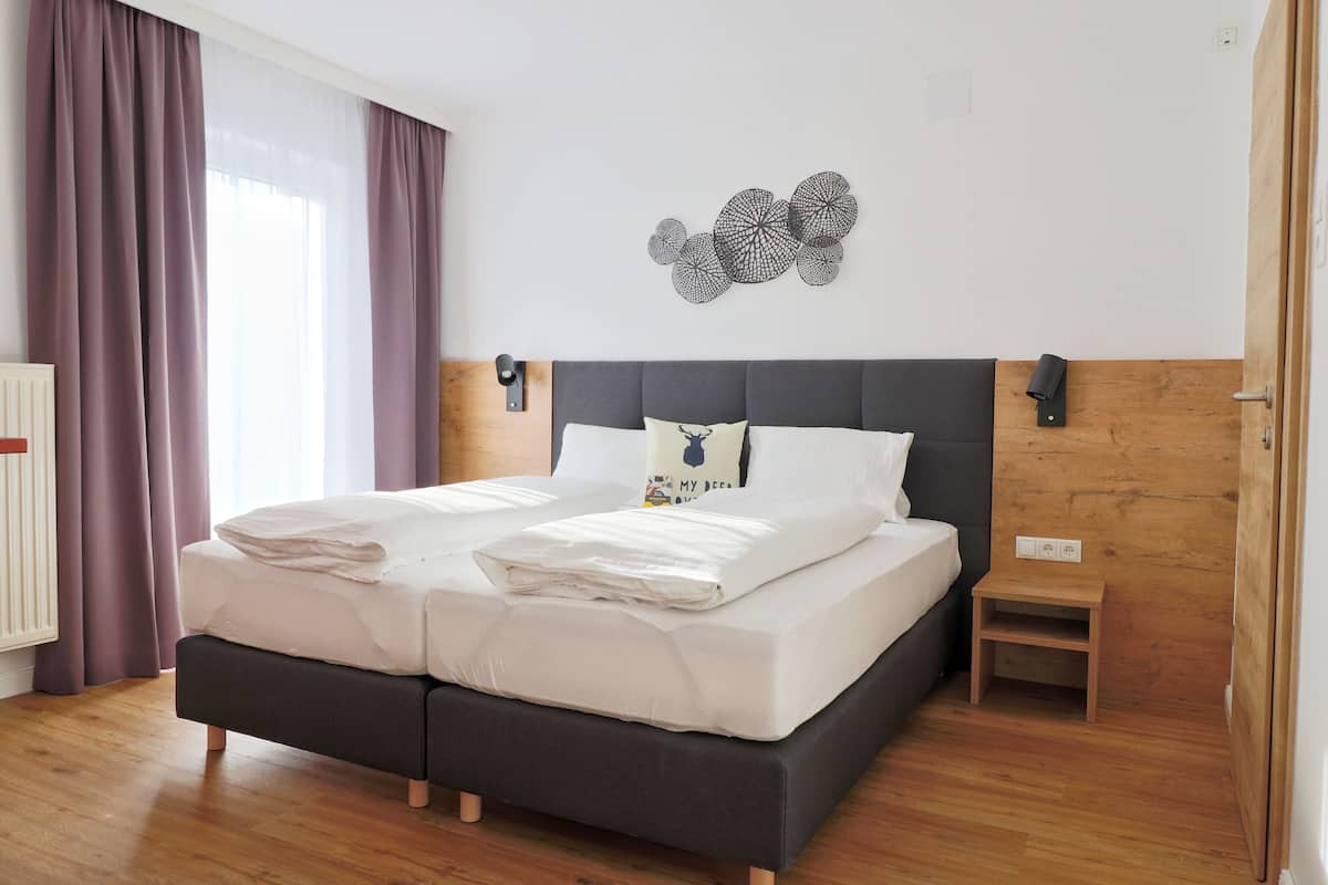 Peralatan tempat tidur premium, peti besi dalam bilik