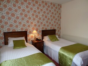 Hochwertige Bettwaren, Zimmersafe, Schreibtisch, Bügeleisen/Bügelbrett