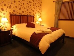 Hochwertige Bettwaren, Zimmersafe, Schreibtisch, Bügeleisen/Bügelbrett