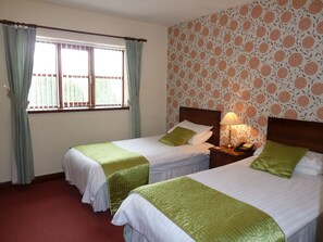 Hochwertige Bettwaren, Zimmersafe, Schreibtisch, Bügeleisen/Bügelbrett