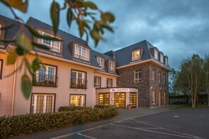 住宿正面 - 傍晚/夜晚