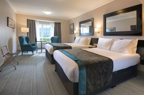 客房内保险箱、特色装修、特色家居、办公桌