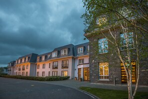 Front of property – evening/night - Innisfallen Hotel (Killarney)