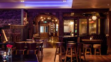 Bar (trong khuôn viên)