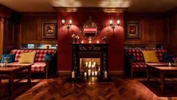 Bar (trong khuôn viên)