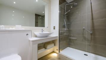 Douche, serviettes fournies, savon, shampoing