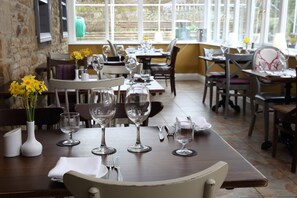 Se sirven almuerzos y cenas, cocina británica