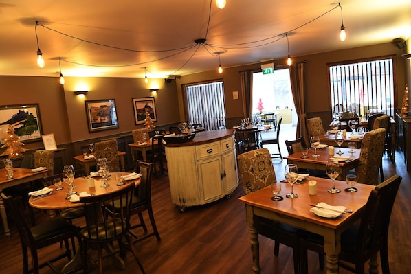 Lunch and dinner served, British cuisine