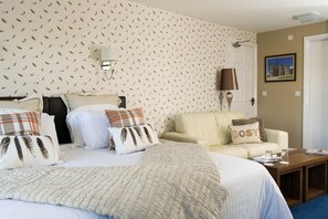 Escritorio, tabla de planchar con plancha, wifi gratis y ropa de cama 