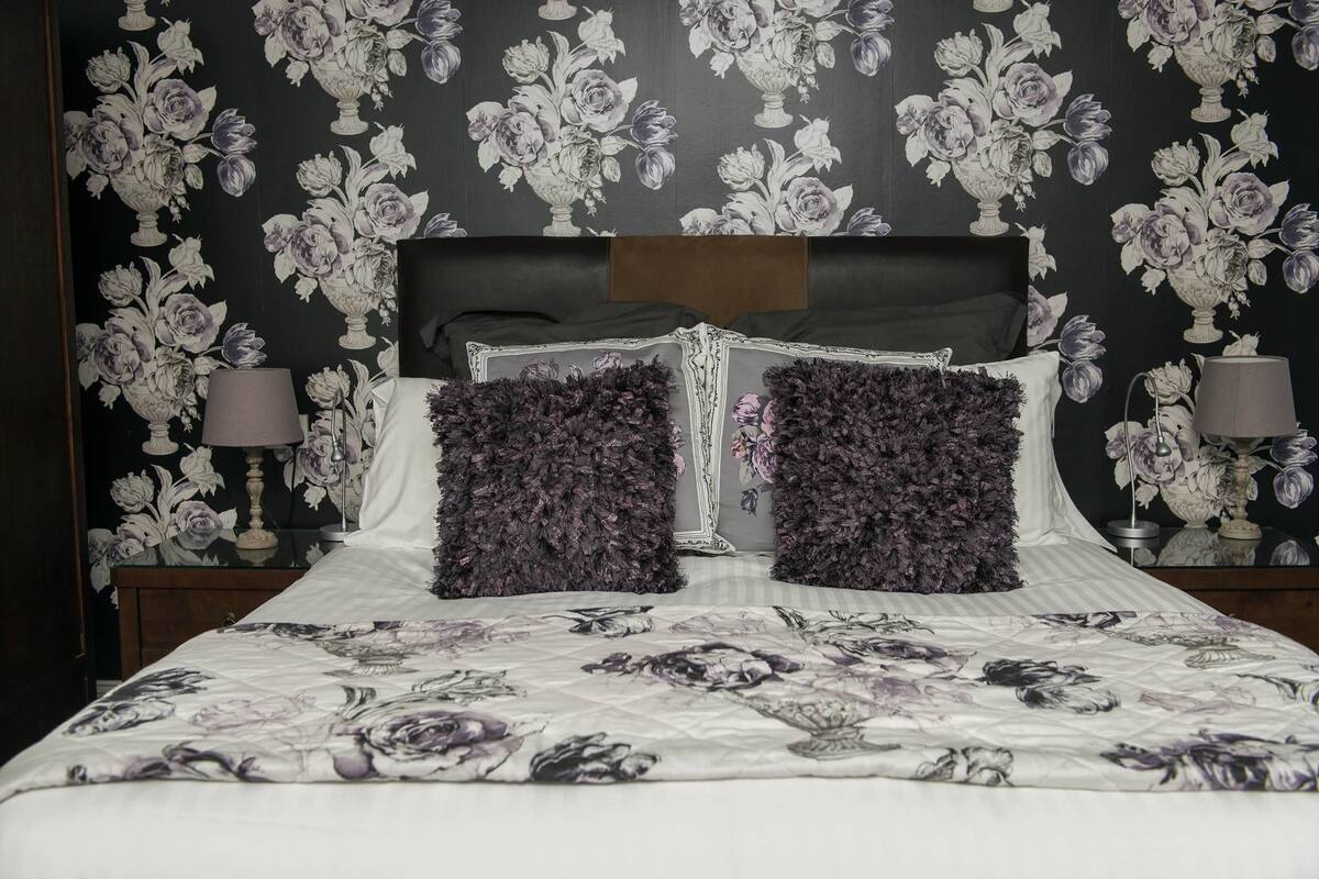 family room | desk, iron/ironing board, free wifi, bed sheets