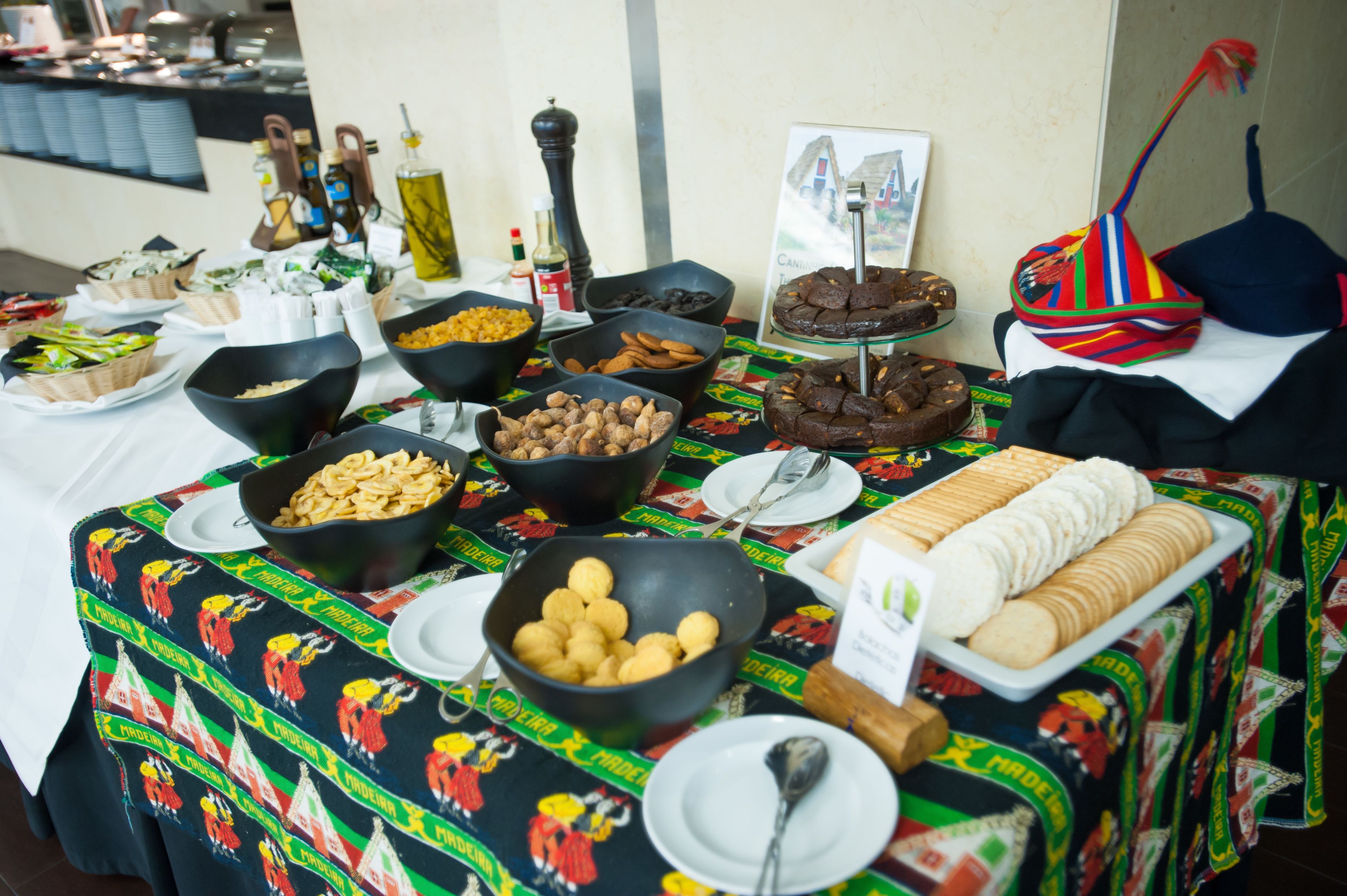 Una mesa de buffet con diversos alimentos y utensilios.