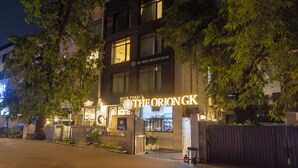 Un edificio moderno con un letrero que dice "THE ORION GK" y "BLUE TOKAI".