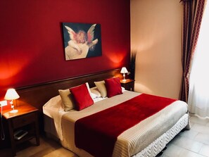 Down comforters, in-room safe, desk, cribs/infant beds - Hotel Borgo Antico (Fabriano)