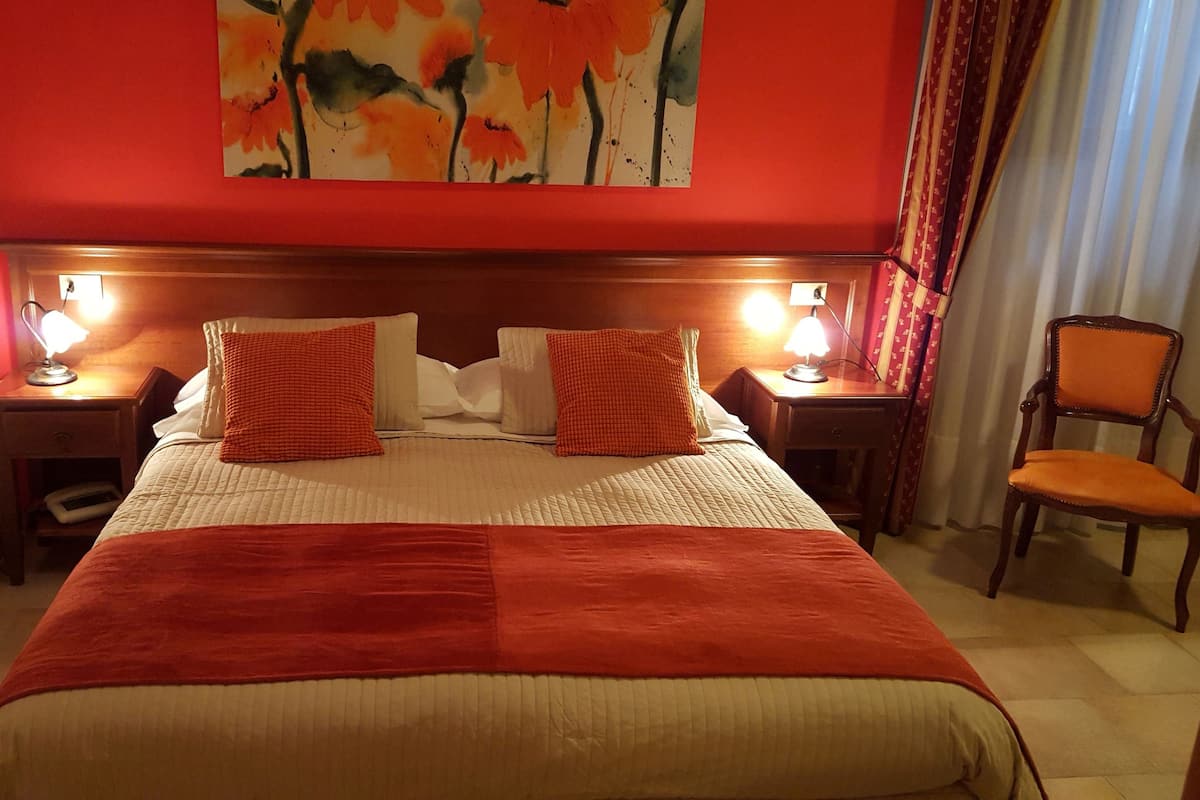 Down comforters, in-room safe, desk, cribs (surcharge)
