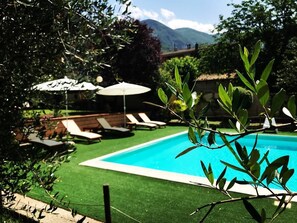 Seasonal outdoor pool, pool umbrellas, pool loungers - Hotel Borgo Antico (Fabriano)