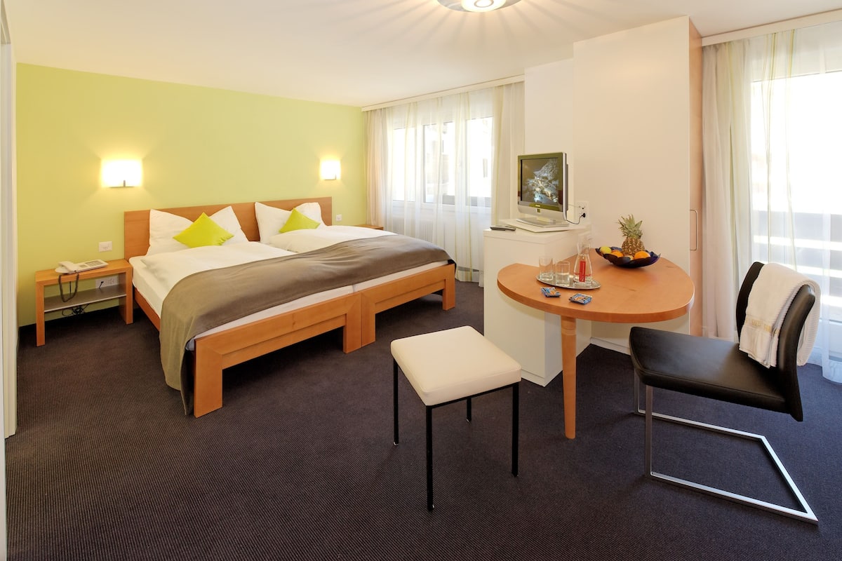 1 Schlafzimmer, hochwertige Bettwaren, Daunenbettdecken, Zimmersafe