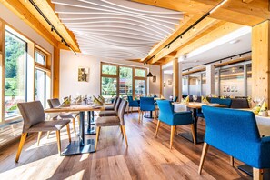 ランチ、ディナーに営業 (フランス料理、屋外席)