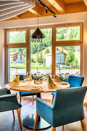 Lunch and dinner served - Hotel Kristall-Saphir (Saas Almagell)