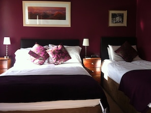 Chambre standard, 1 lit double et 2 lits jumeaux, Non-fumeurs.