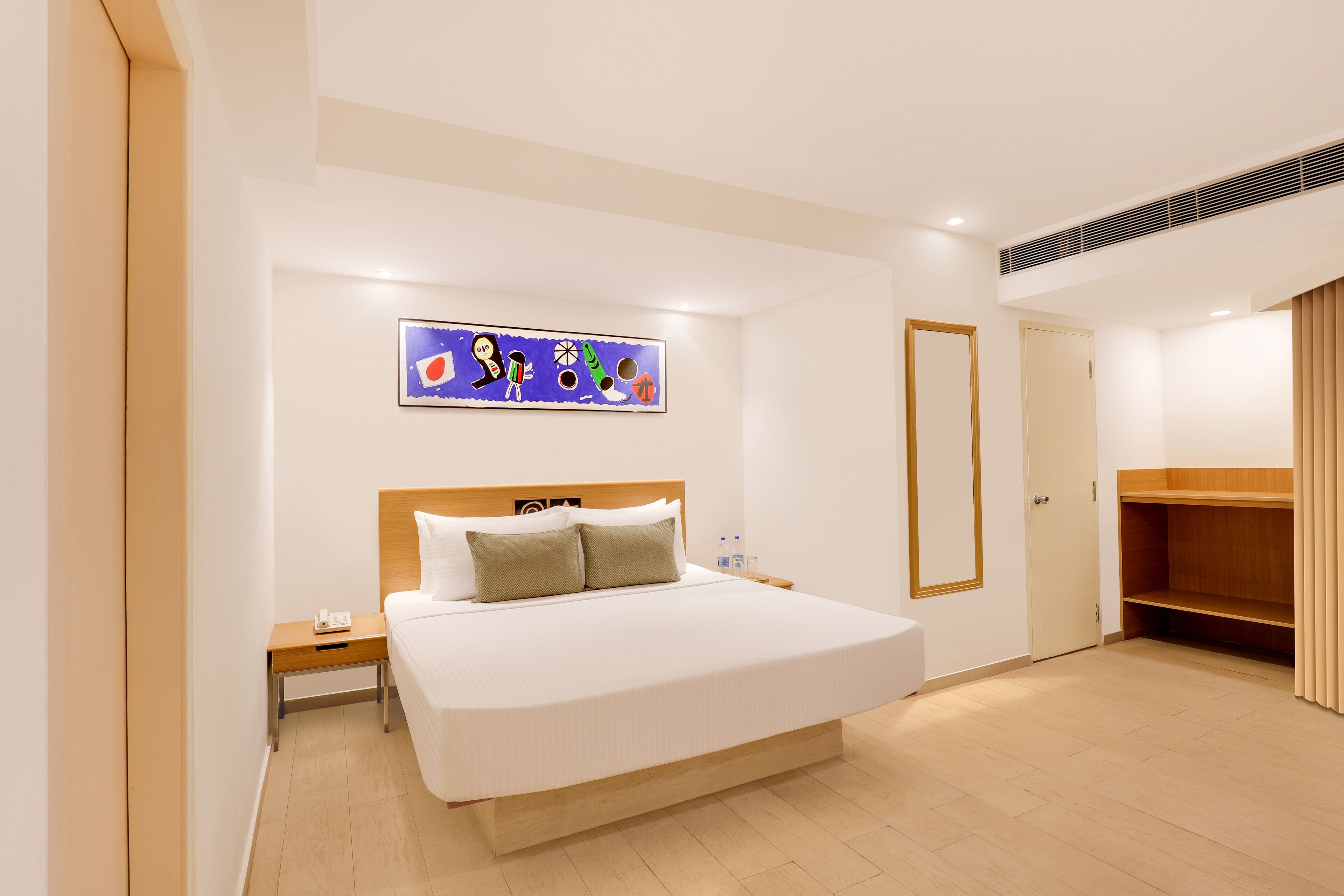 Executive Suite | Premium bedding, minibar, in-room safe, desk