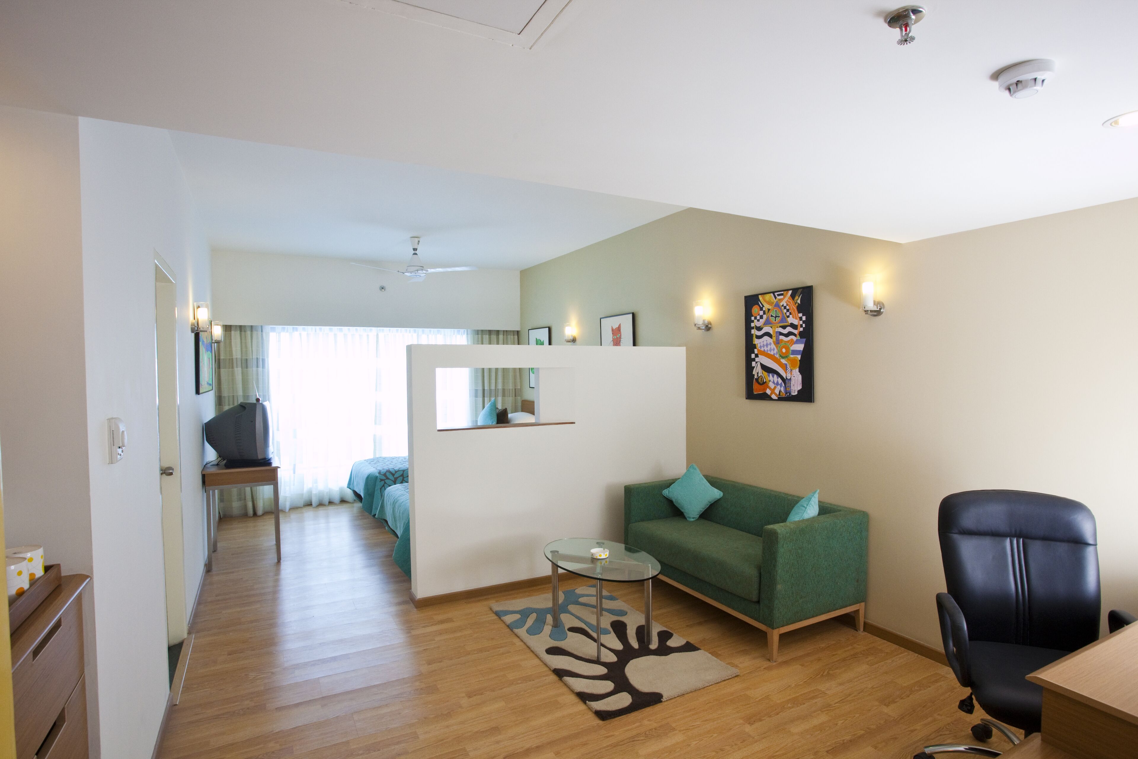 Ropa de cama de alta calidad y minibar 