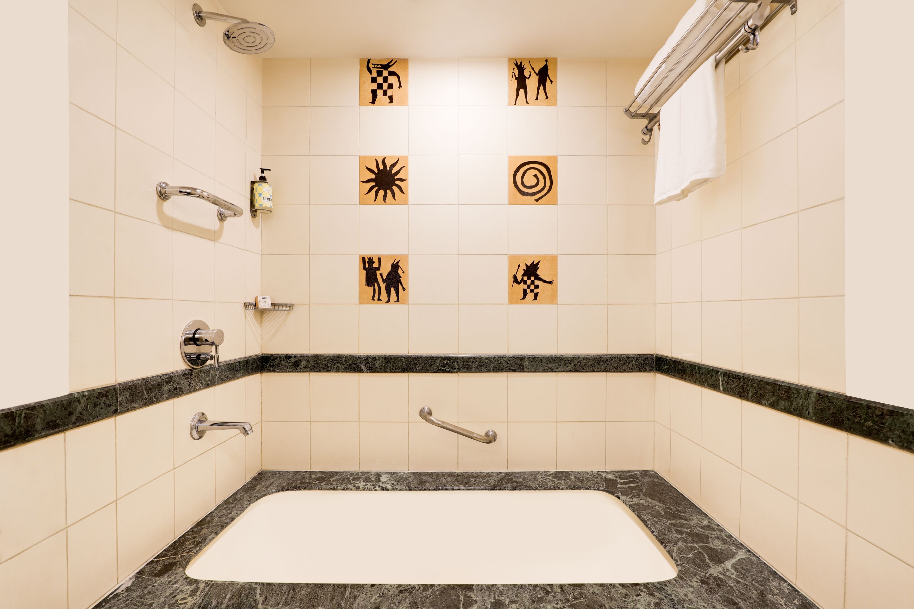 Une salle de bain avec une baignoire, une douche et un porte-serviettes.