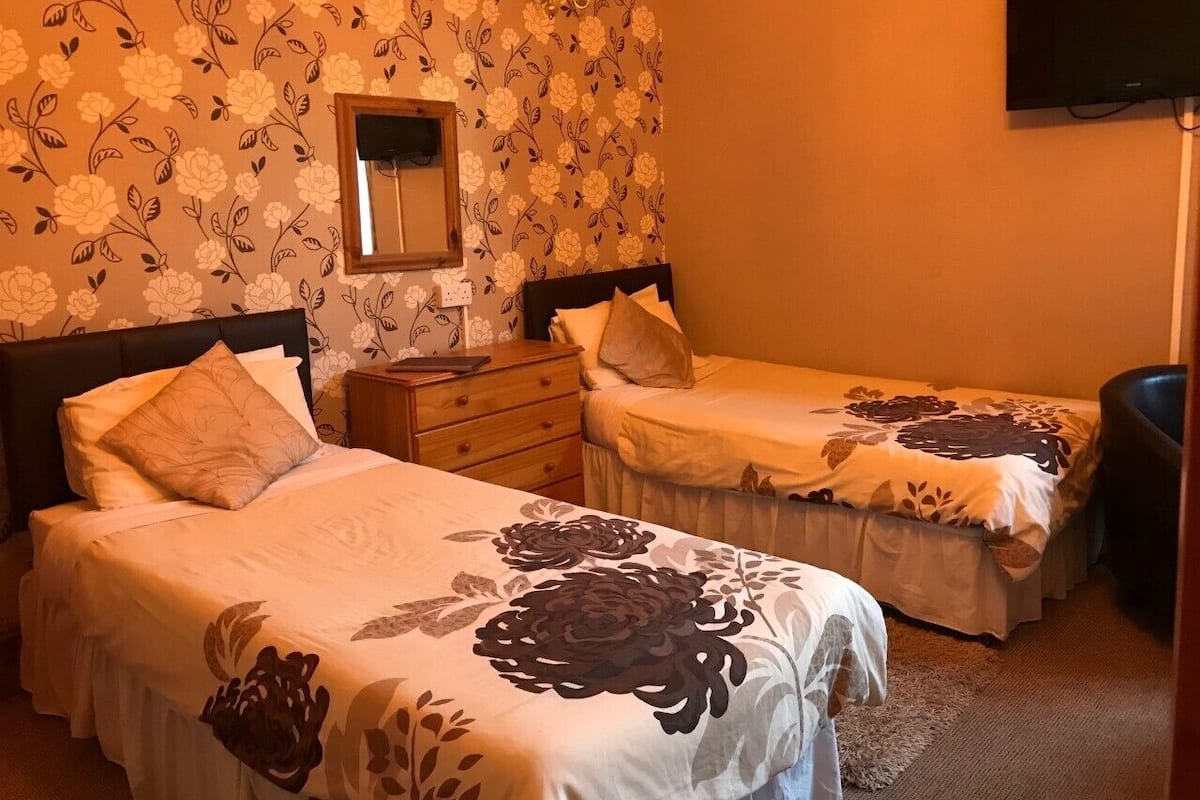 Chambre Familiale, salle de bains attenante | Fer et planche Ă repasser, Wi-Fi gratuit, draps fournis