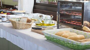 Se ofrece un desayuno bufé todos los días (por un coste adicional)