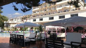 Seasonal outdoor pool, pool umbrellas, sun loungers
