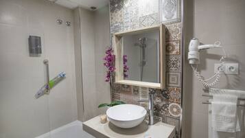 Superior Double Room, Balcony | Bathroom | Free toiletries, hair dryer, bidet, towels