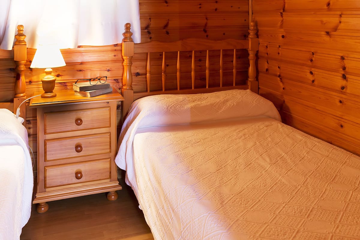Escritorio, tabla de planchar con plancha, wifi gratis y ropa de cama