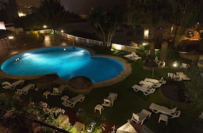 Seasonal outdoor pool, pool umbrellas, sun loungers - Hotel y Bungalows Balcón de Competa (Còmpeta)