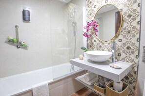 Quadruple Room | Bathroom | Free toiletries, hair dryer, bidet, towels