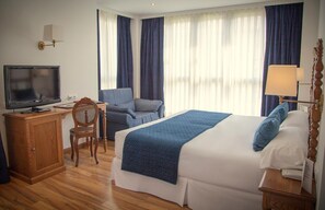 Premium bedding, free minibar items, in-room safe, desk