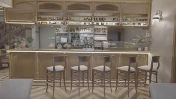2 bars/lounges
