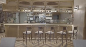 2 bars/lounges