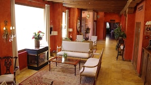 Una sala de estar amplia con chimenea, sofás y una mesa de centro.