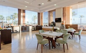 供應早餐、午餐和晚餐，地中海料理