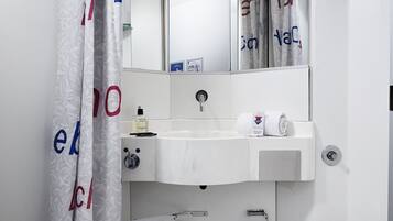 Shower, free toiletries, towels