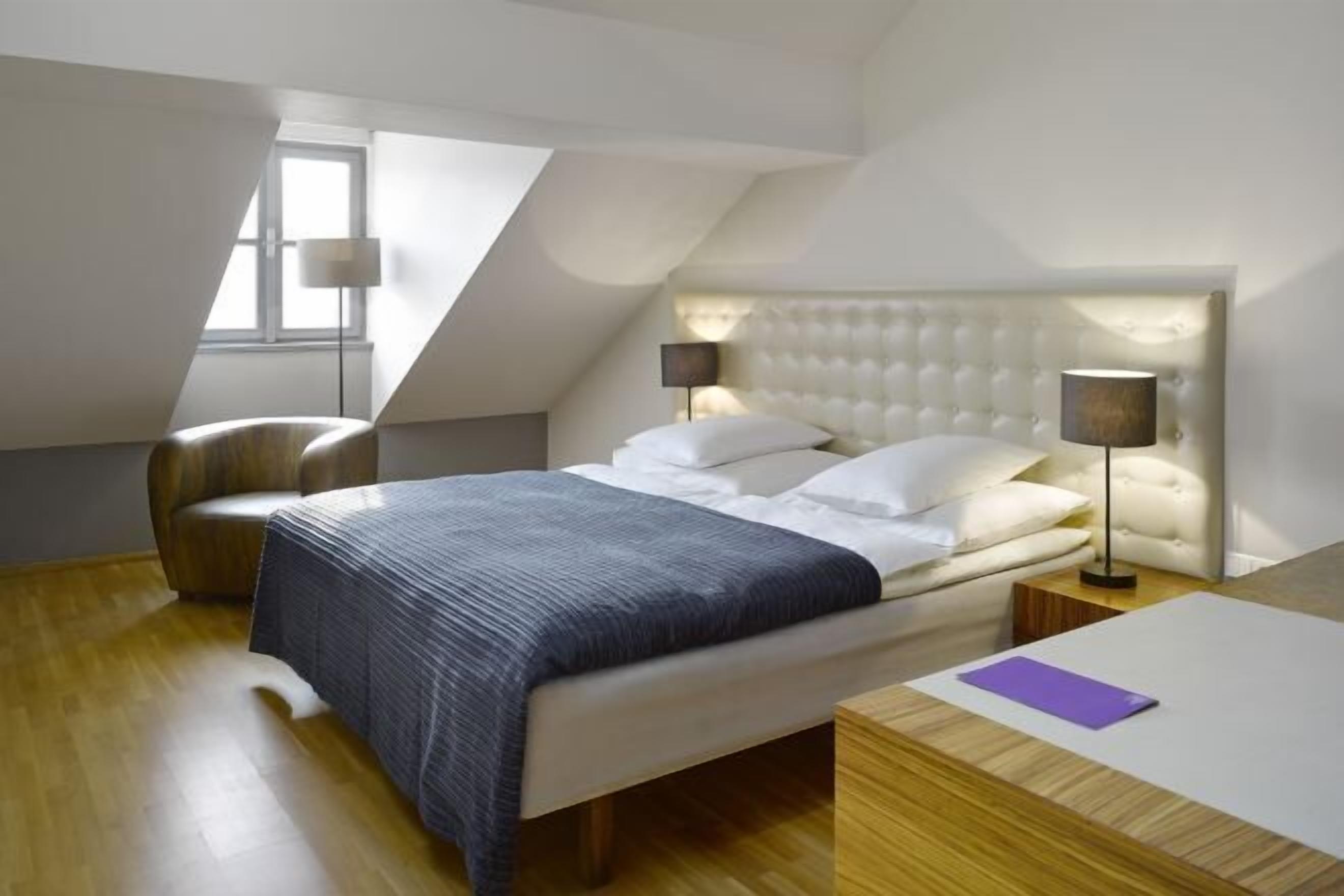 Hochwertige Bettwaren, Zimmersafe, Schreibtisch, Bügeleisen/Bügelbrett