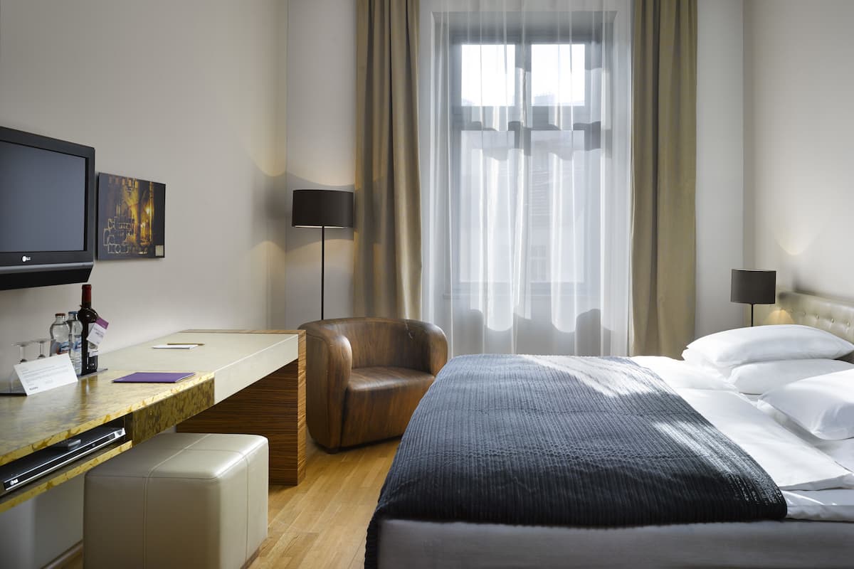 Premium bedding, in-room safe, desk, iron/ironing board