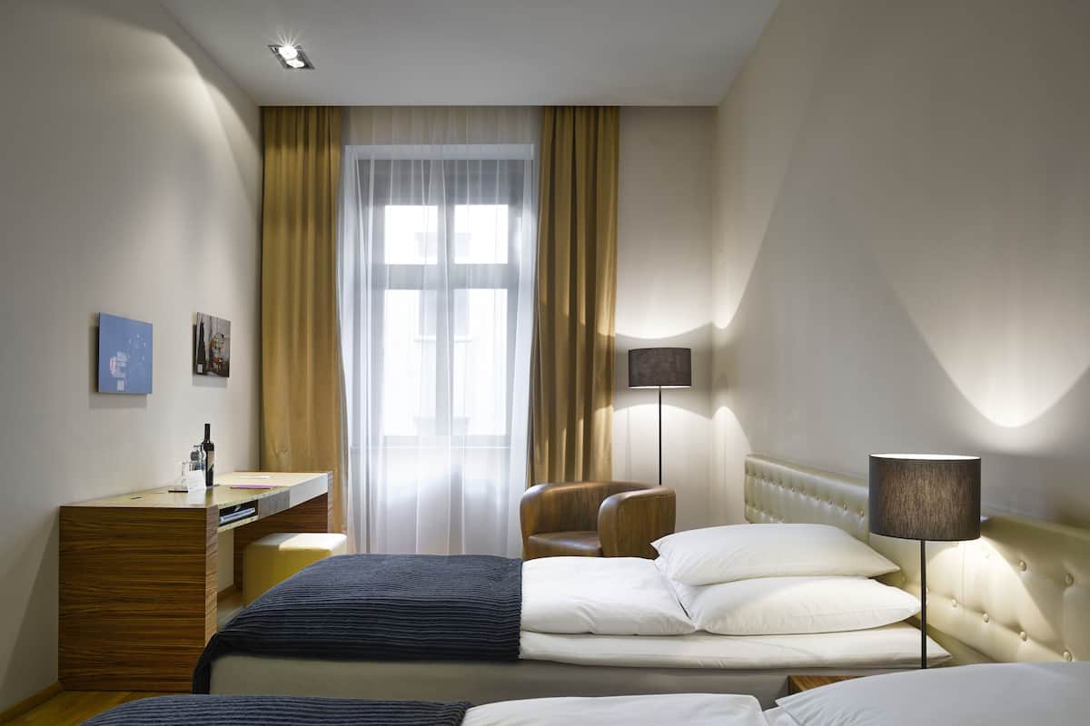 Deluxe tweepersoonskamer | Luxe beddengoed, een kluis op de kamer, een bureau