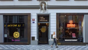 En byggnad med butikslokaler, bland annat för butiken ”The Icon Prague” och restaurangen ”Masala Indian Restaurant”.