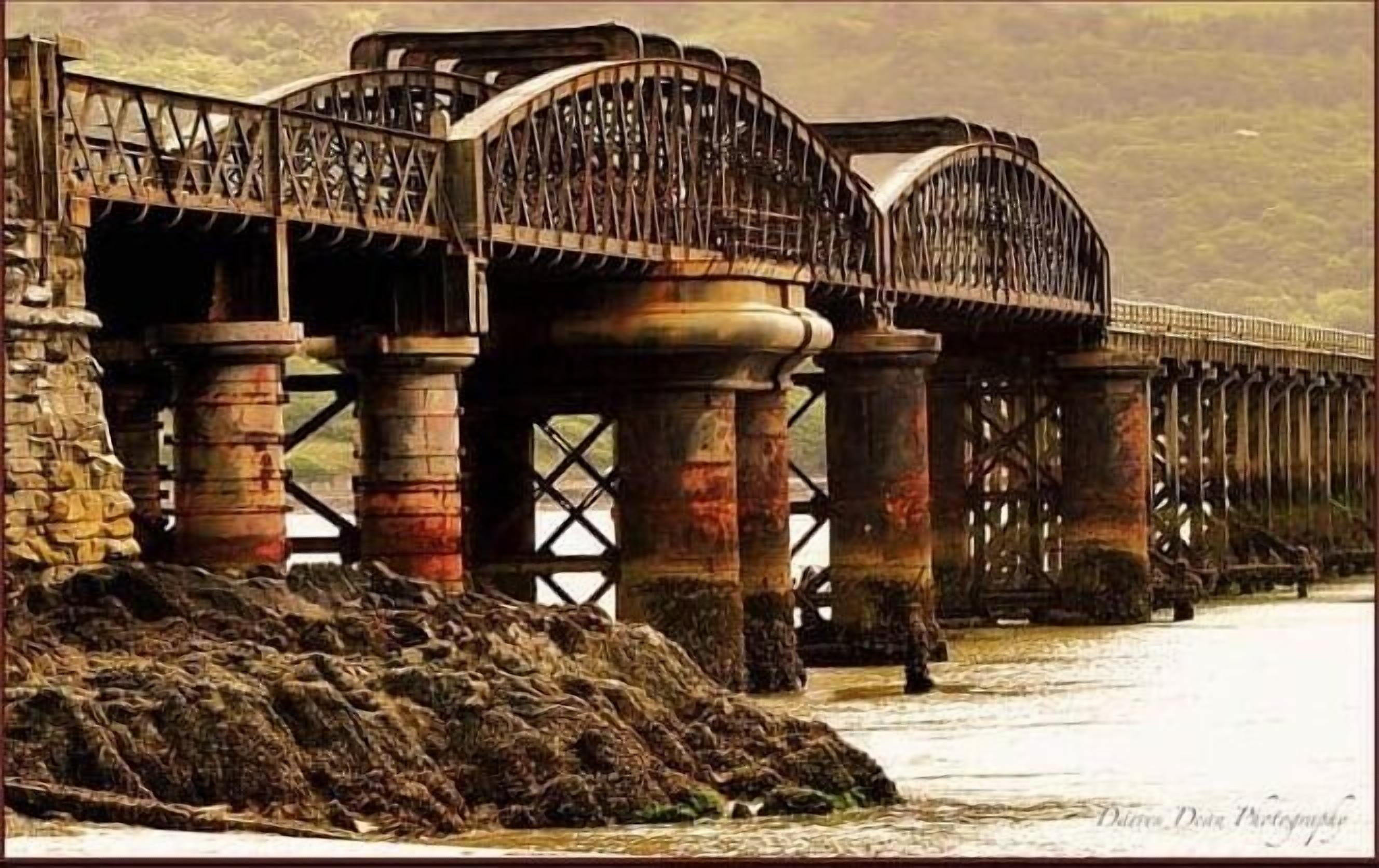Un puente con múltiples arcos y pilares de piedra.