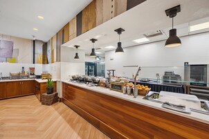 Elvihető reggeli mindennap (fejenként USD 10.00 áron)