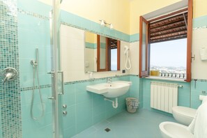 Comfort Double or Twin Room, Terrace, Sea View | Bathroom | Shower, free toiletries, hair dryer, bidet - Hotel Ape Regina (Casamicciola Terme)