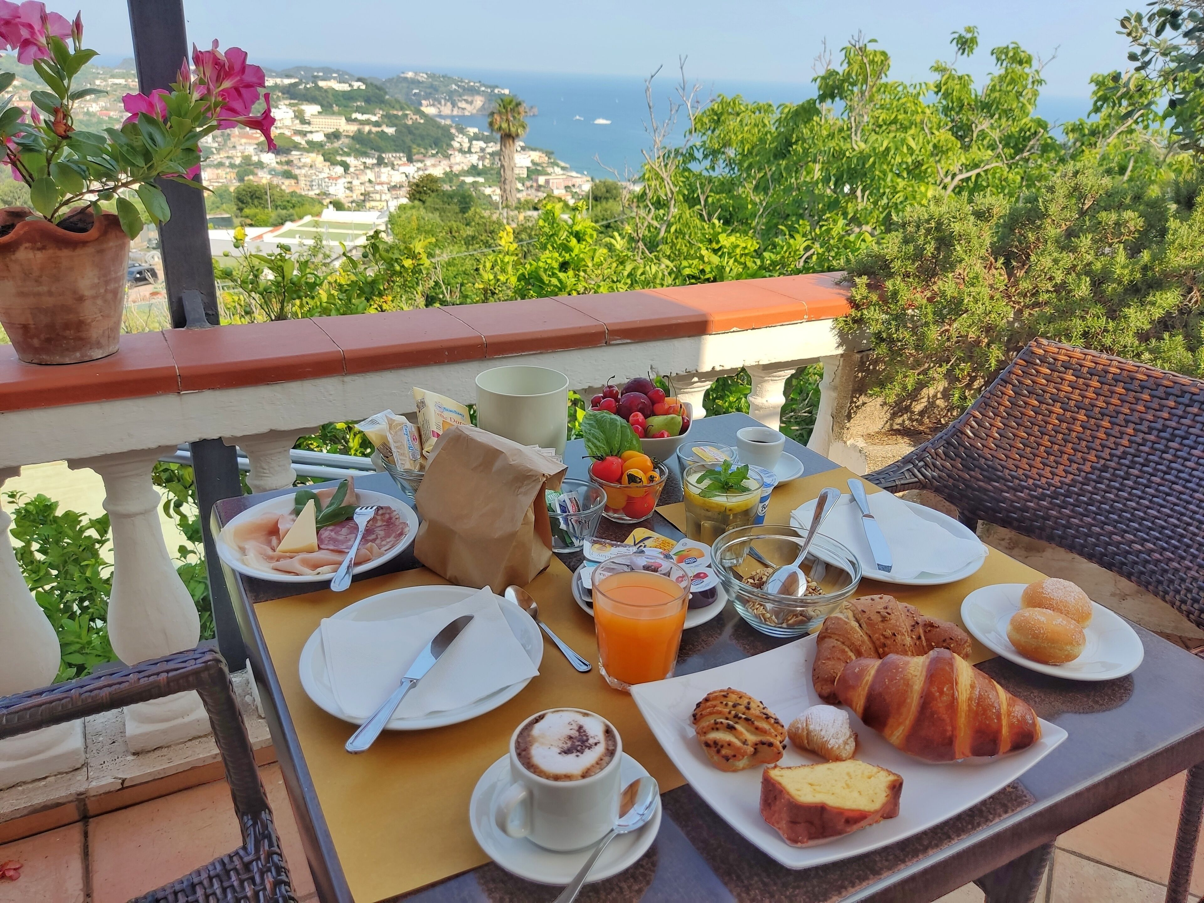Daily cooked-to-order breakfast (EUR 10 per person)