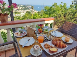 Daily cooked-to-order breakfast (EUR 10 per person)