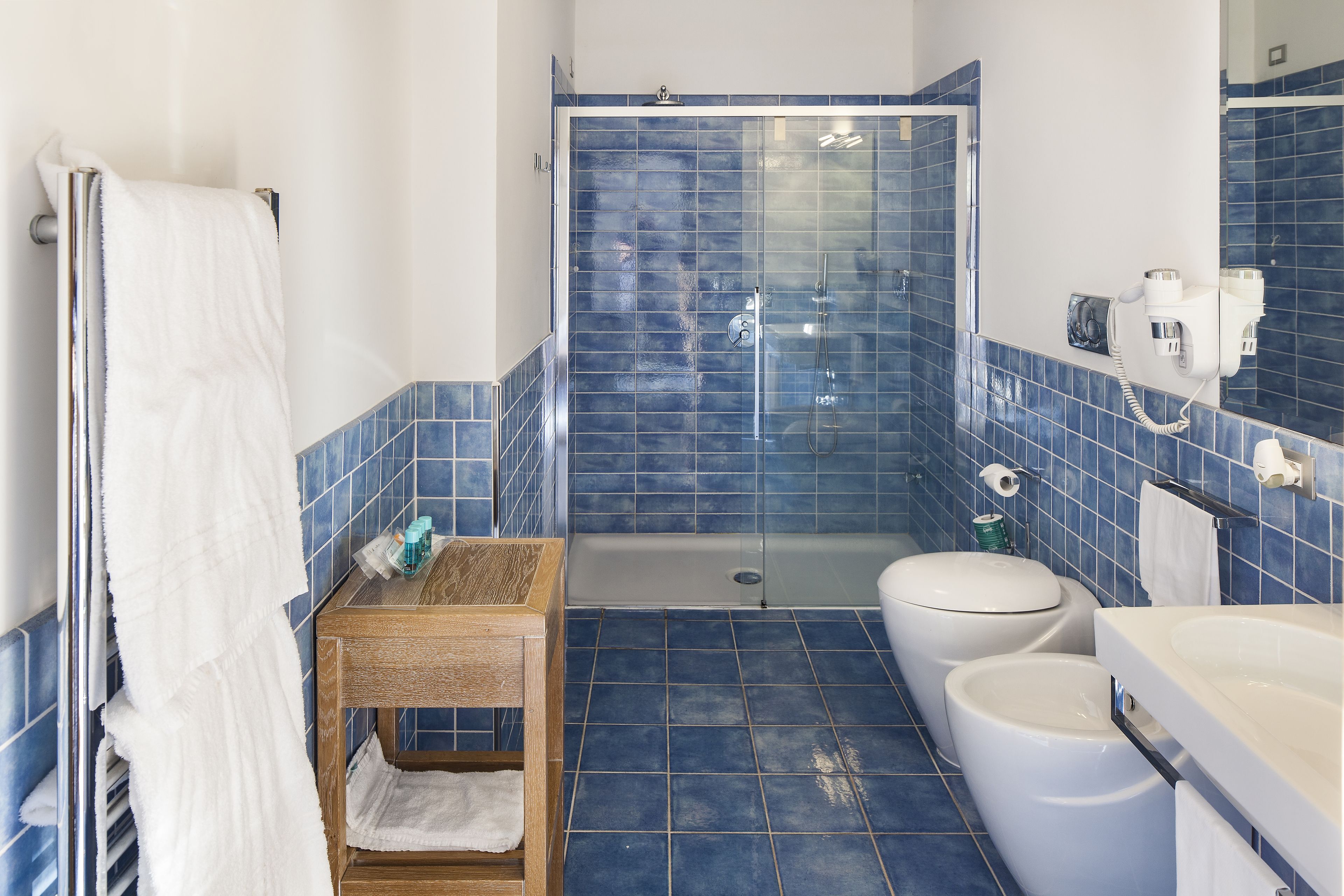 luxury double or twin room, partial sea view | bathroom | shower, free toiletries, hair dryer, bidet